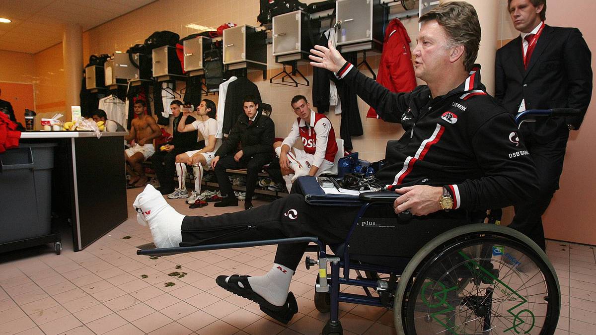 2007 musste Louis van Gaal schon einmal aus dem Rollstuhl heraus coachen