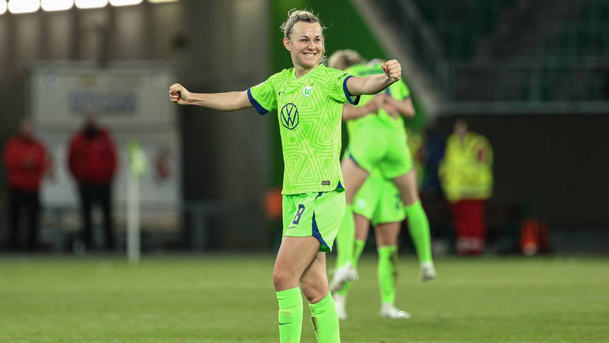 Lena Lattwein ist 23 Jahre alt und spielt beim VfL Wolfsburg. Bislang absolvierte sie 29 Länderspiele und schoss ein Tor. Mit der Nationalmannschaft kam sie 2022 ins EM-Finale