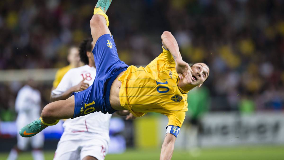 Nur knapp einen Monat später setzt Ibrahimovic noch einen drauf und erzielt im Freundschaftspiel gegen England alle vier Tore seiner Mannschaft im Alleingang. Doch damit nicht genug: Das letzte Tor gelingt dem Schweden per Fallrückzieher – und das aus unglaublichen 30 Metern Entfernung