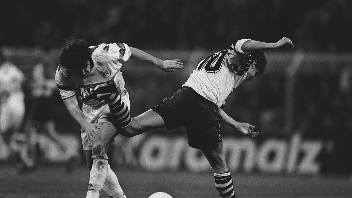 ANDREAS MÖLLER (1995): Als "Mutter aller Schwalben" wird häufig die Showeinlage von Andreas Möller im Jahr 1995 im Spiel zwischen Borussia Dortmund und dem Karlsruher SC bezeichnet. Michael Zorc verwandelt den Elfmeter, der BVB gewinnt 2:1