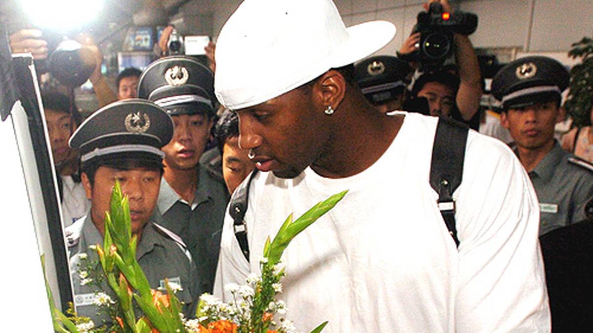 In China ist er aber nach wie vor gefragt. Im Oktober unterschreibt er für ein Jahr bei den Qingdao Eagles. Schon der Empfang auf dem Flughafen ist gigantisch