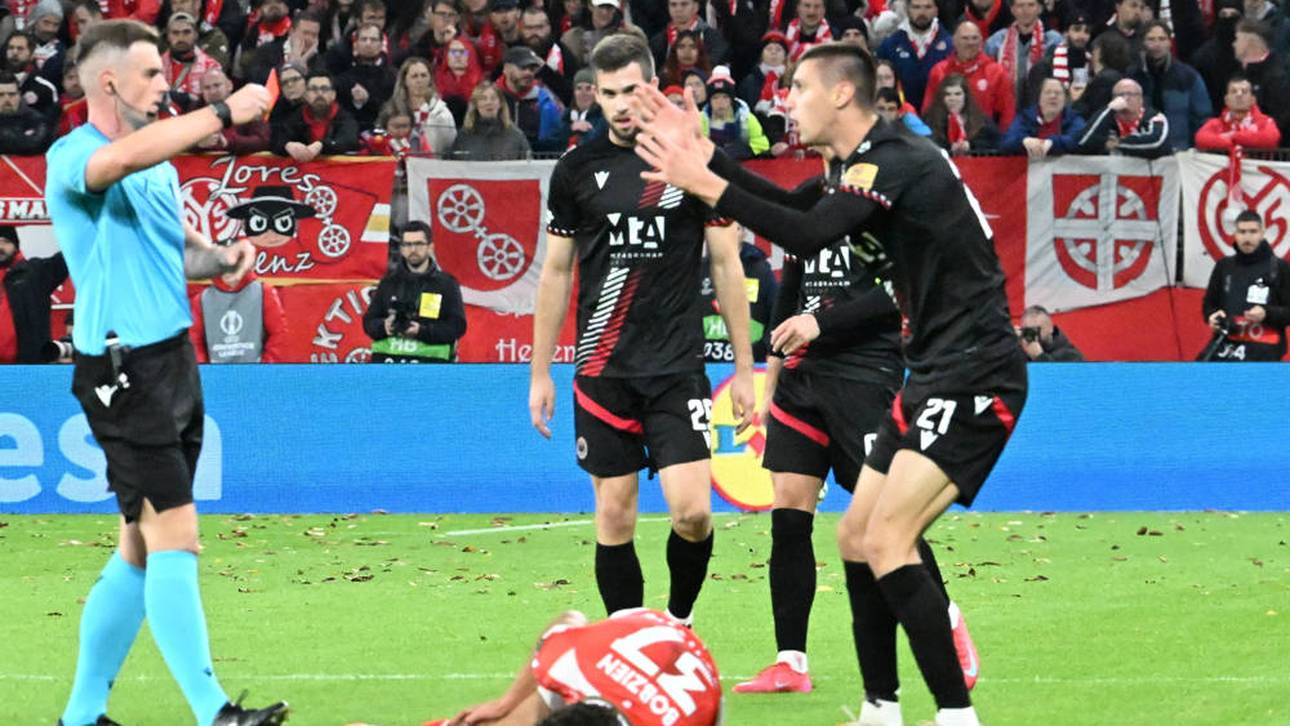 Schiedsrichter Jamie Robinson zeigt Igor Savic die Rote Karte