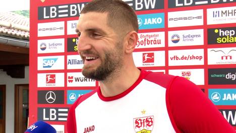Abwehrspieler Jeff Chabot spricht über die Ziele in der kommenden Saison mit dem VfB Stuttgart.