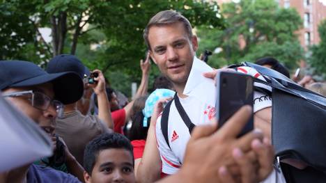 Der FC Bayern reagiert auf die steigenden Corona-Zahlen in München. Der deutsche Rekordmeister soll seinen Spielern untersagt haben Autogramme zu schreiben und Selfies mit den Fans zu machen.