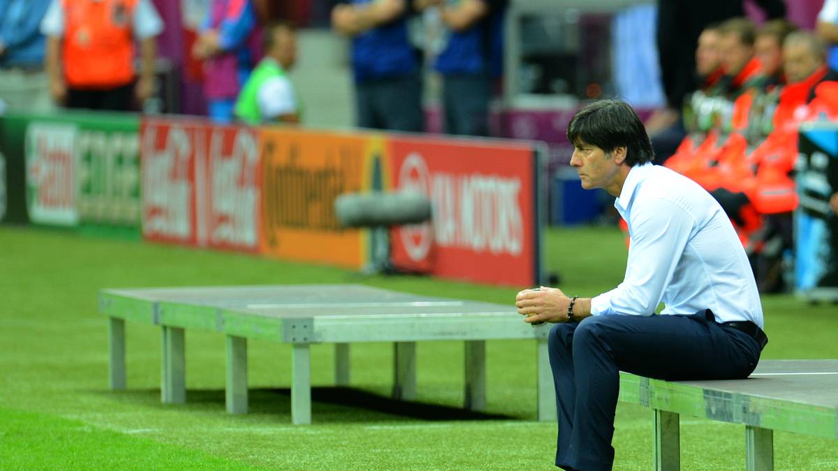 Bei der EURO 2012 in Polen und der Ukraine erlebt Löw eine der bittersten Stunden beim 1:2 im Halbfinale gegen Italien. Es wird massive Kritik an offensichtlichen Taktik-Fehlern laut