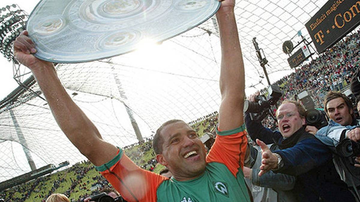 Ailton trifft nach Toren von Ivan Klasnic und Johan Micoud zum 3:0. Die Bremer holen neben der Schale auch den DFB-Pokal und machen das Double perfekt