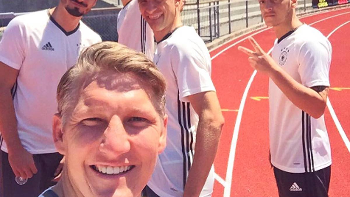 Auch Bastian Schweinsteiger zeigt mit einem Gruppenselfie, dass das Team guter Dinge ist. Dem Routinier merkt man an, dass seine Hoffnung auf ein baldiges Comeback steigt