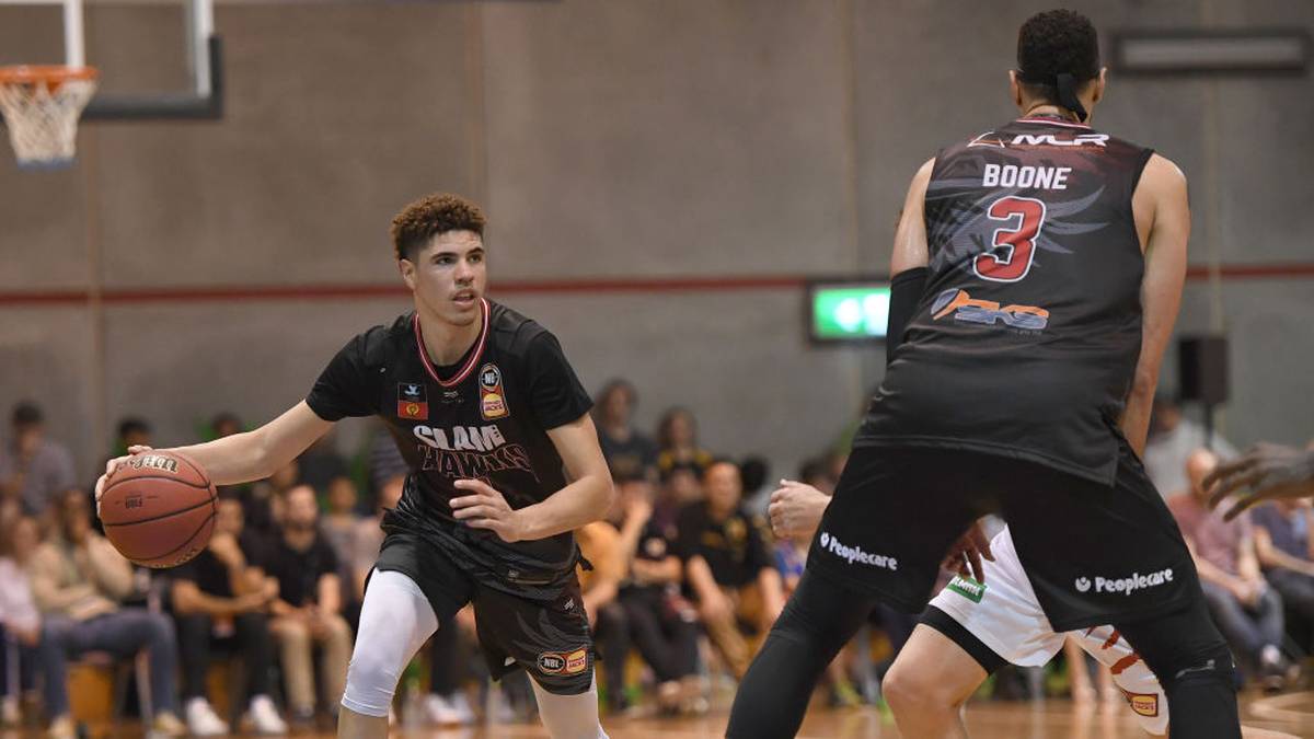 Ball soll derweil in Australien bei einem Vorbereitungsturnier ohne das Merchandise des "Big Baller Brand" seines Vaters gesehen worden sein. Sein Umfeld verhandelt offenbar mit verschiedenen Schuh-Herstellern, sein berühmter Name dürfte ihm beim Vertragsabschluss eine hohe Summe bescheren