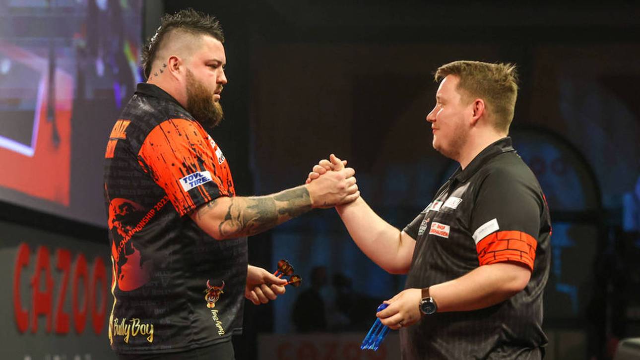 Martin Schindler (r.) bekommt es in der ersten Runde der Players Championship Finals mit Michael Smith zu tun