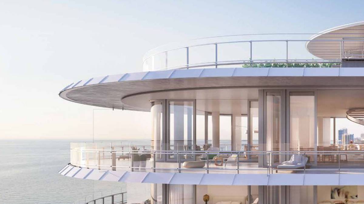 Den besten Blick garantiert eine Glasfront, die rundherum um das Apartment führt, sodass man von jedem Zimmer auf die Außenterrasse gelangen kann