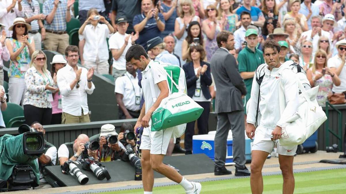 Rafael Nadal und Sieger Novak Djokovic verlassen entkräftet den Centre Court nach ihrem Spiel
