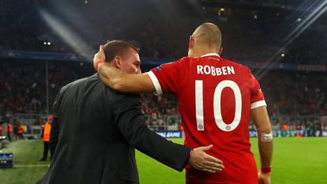 Arjen Robben (r.) gewann mit den Bayern gegen Brendan Rodgers (l.) und Celtic