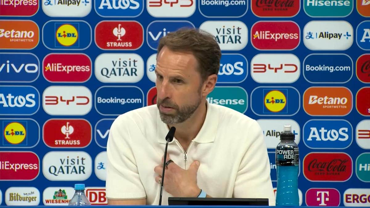 Gareth Southgate sorgt in England mit der Aufstellung Trent Alexander-Arnolds im Mittelfeld für Verwunderung. Der Coach nimmt seinen Spieler in Schutz.