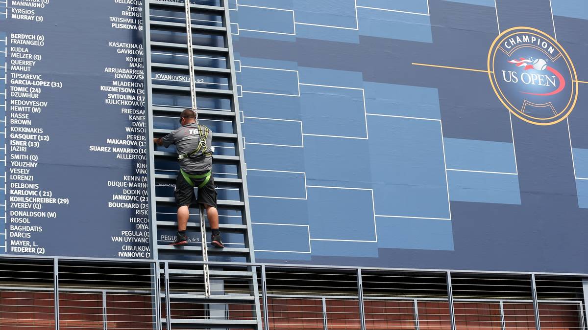 Volles Programm in Flushing Meadows: Der erste Tag der US Open hält bereits die eine oder andere faustdicke Überraschung parat. Bei den Herren scheitert der Vorjahresfinalist, bei den Damen verabschieden sich bereits drei Top-Ten-Spielerinnen