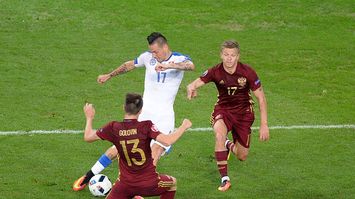 ...sowie Slowakeis Marek Hamsik, der aus spitzem Winkel einen Bilderbuch-Treffer gegen Russland markiert. Doch nicht nur die EURO 2016 hat einige Leckerbissen parat. SPORT1 blickt auf die schönsten Tore der EM-Historie zurück