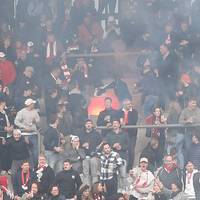 Genfer Fans knallen nach dem Spiel gegen Winterthur die Sicherungen durch. Sie werfen brennende Fackeln in Richtung Gegentribüne.