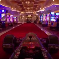 Völlig irre! Formel1-Auto rast mitten durchs Casino