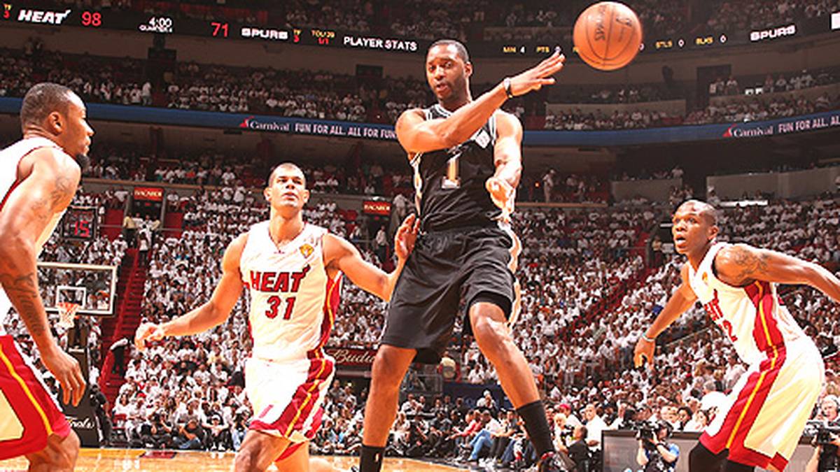 Deshalb kann der Altstar im April 2013 noch einmal in die NBA zurückkehren. Als Ergänzungsspieler bei den San Antonio Spurs erlebt der mitlerweile 34-Jährige doch noch ein paar Playoff-Siege. In den verlorenen Finals gegen die Miami Heat darf er zweimal für ein paar Minuten ran und zum Abschluss seinen Frieden mit den Playoffs und der NBA machen. Eine Rückkehr nach China ist trotz Rücktritts nicht ausgeschlossen