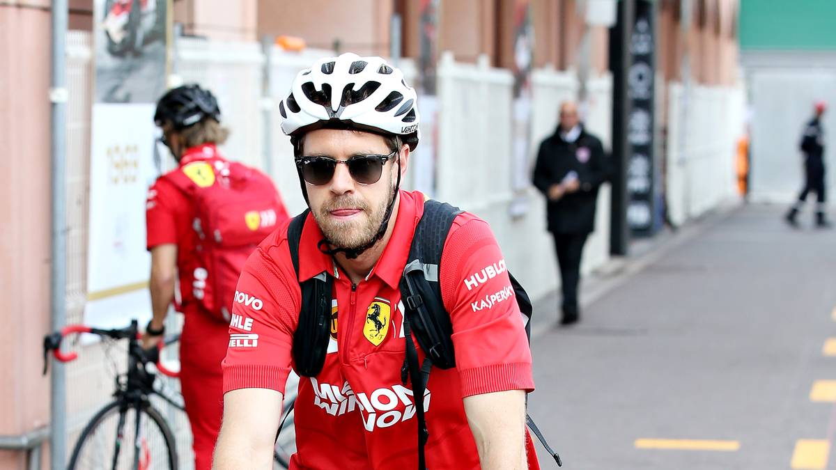 Sebastian Vettels langjährige Freundin Hanna Prater hat für diese Art von Schaulaufen offenbar wenig übrig, weshalb Vettel alleine mit dem Fahrrad zur Strecke radelt