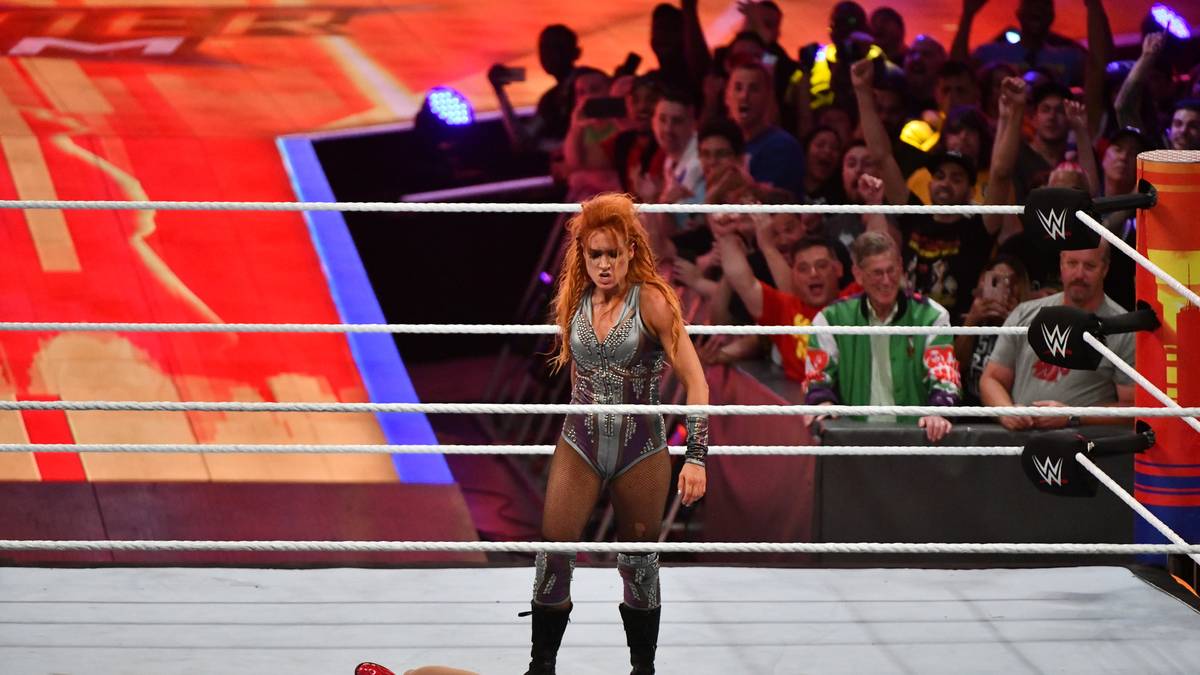 Und genau das offenbart die Irin dann auch: Sie schlägt Charlotte nieder und verdeutlicht ihr: Die Freundschaft ist gekündigt. Eigentlich Bösewicht-Verhalten, aber das Publikum in New York ist begeistert von Lynchs neuer Aggressivität