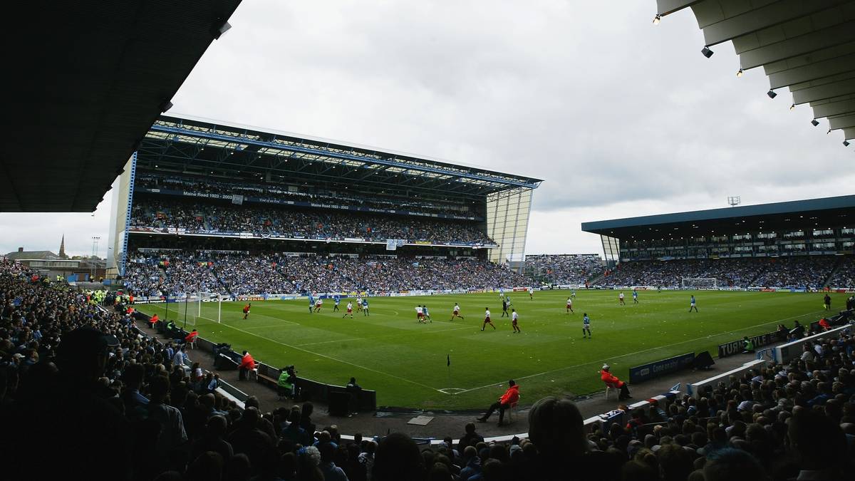 Die Maine Road war das Stadion von Manchester City. Von 1923 bis 2003 trugen die Citizens ihre Spiele in dem Stadion an der Moss Side aus. Bei seiner Eröffnung war Maine Road das zweitgrößte Stadion nach Wembley. Daher wurde es auch "The Wembley of the North" genannt