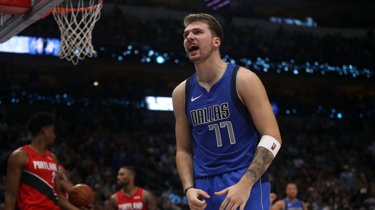 Zudem ist der Mavericks-Star nun der jüngste Spieler, dem zwei Triple-Doubles mit mindestens 25 Punkten in Folge gelingen. Damit zeigt der 20 Jahre alte Slowene, dass nach dem Karriereende von Dirk Nowitzki wieder ein Europäer zum Teamleader in Dallas werden kann