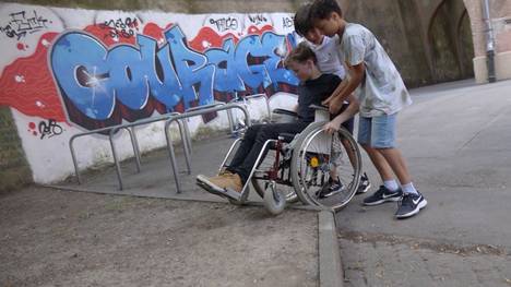 In Stuttgart bekommt die Klasse 5c des Wagenburg-Gymnasiums Besuch von der fast erblindeten Yvonne Gienger. Die Schüler erfahren im Gespräch, welche Änderungen und Herausforderungen sich ergeben, wenn man sich auf die Augen nicht mehr verlassen kann. Das Überqueren einer Straße wird damit zur Konzentrationsübung. Unter der Begleitung des Fernsehteams von TV Includo entwickeln die Schüler auch eigene Ideen, wie man die Begegnungen mit behinderten Menschen im Alltag dokumentieren könnte. Das Ergebnis sind Interviews mit Lehrern, sowie 3 kurze Filme, die die Schüler selbst erstellt haben. Außerdem testen die Jungen und Mädchen, ob ein Mitschüler im Rollstuhl problemlos am Unterricht teilnehmen könnte. Sowohl vor, als auch hinter der Kamera bekommt also jeder einen Einblick, wie man damit umgehen kann, wenn man ein bisschen besonders ist. TV Includo ist ein Gemeinschaftsprojekt der "Arbeitsgemeinschaft Behinderung und Medien" und der "Aktion Mensch".