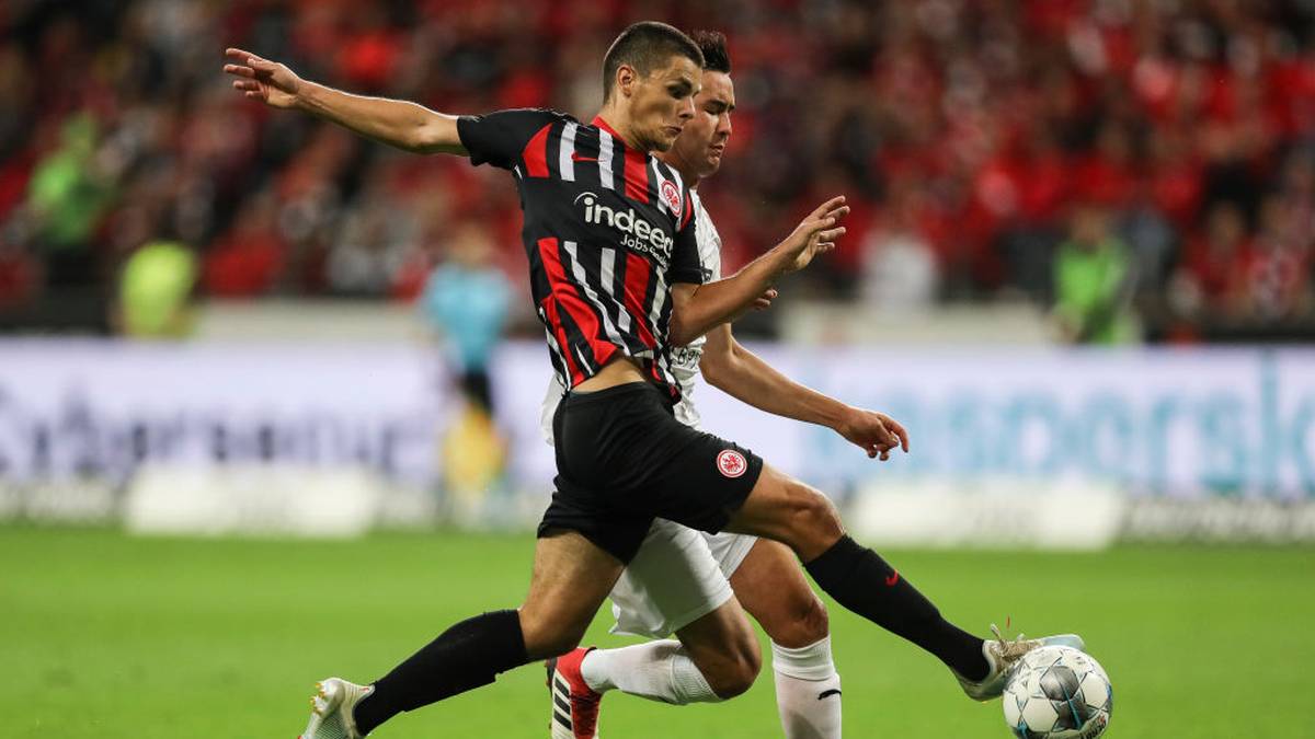 DEJAN JOVELJIĆ: Namentlich ähnelt der vier-Millionen-Neuzugang seinem "Vorgänger" Luka Jovic sehr - leistungstechnisch  kann er diesen aber nicht ersetzen. Vier Partien absolvierte er bis dato und wartet in der Bundesliga noch auf sein erstes Erfolgserlebnis für die Adler