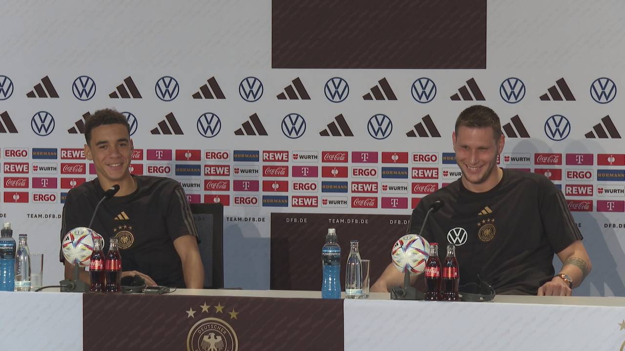 Jamal Musiala und Niklas Süle loben sich gegenseitig und sorgen für Gelächter