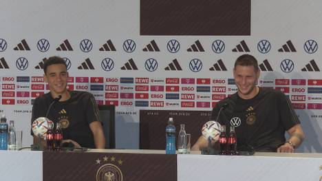 Die deutschen Nationalspieler Jamal Musiala und Niklas Süle loben sich auf der Pressekonferenz gegenseitig und sorgen damit für Gelächter.