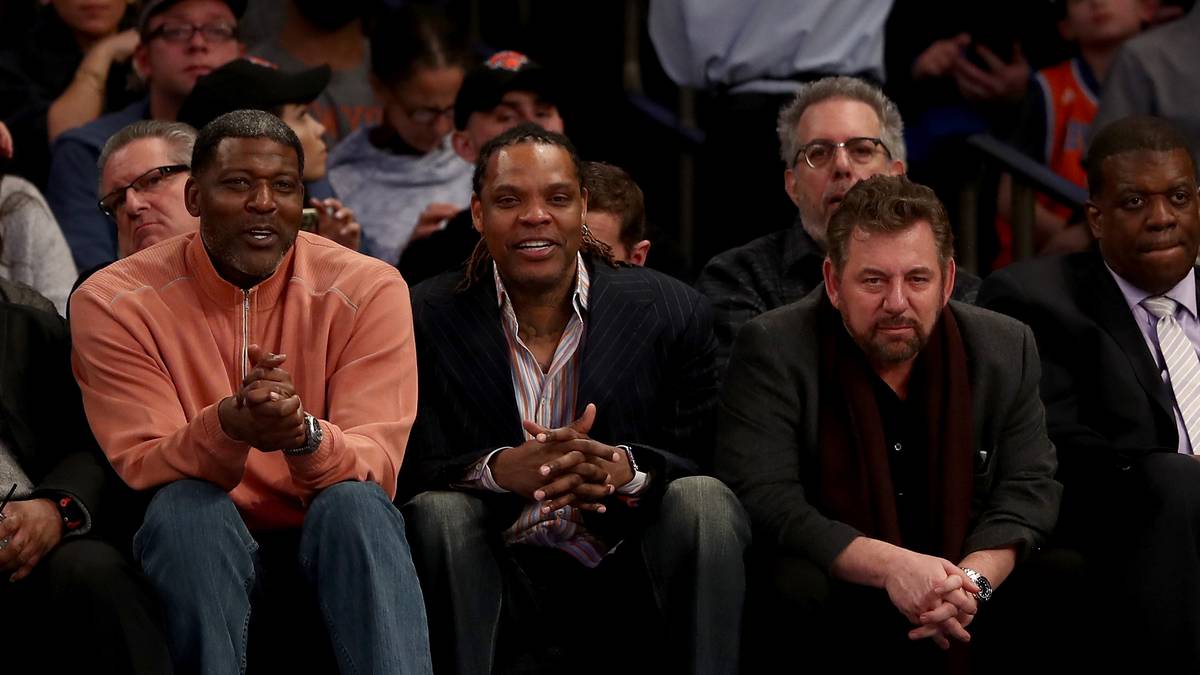 Larry Johnson (l.) und Latrell Sprewell (M.) saßen neben Knicks-Besitzer James Dolan
