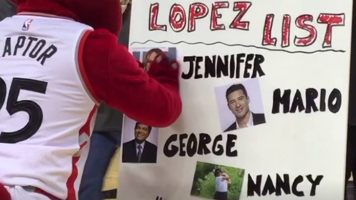 Ganz klarer Fall von Provokation: Vor dem NBA-Spiel der Toronto Raptors gegen die New York Knicks brachte Torontos Maskottchen "Raptor" den Spieler Robin Lopez mit einer selbst gestalteten Lopez-Liste zur Weißglut