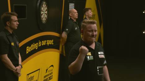 Martin Schindler fährt in der ersten Runde des German Darts Grand Prix einen Sieg ein. Gegen Jermaine Wattimena hat der Deutsche wenig Probleme.