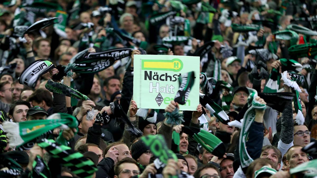 Die Gladbacher Fans sind zuversichtlich, dass es mit dem Sieg klappt. Ein Fan zeigt das Plakat "Nächster Halt Berlin"