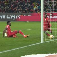 Slapstick: Leverkusen rettet Tapsoba vor zweitem Eigentor