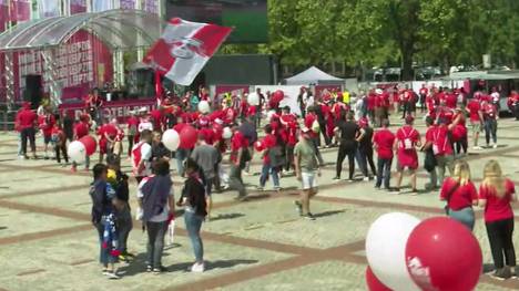 Knapp 1.200 Fans von RB Leipzig stimmen sich bei einem Fest auf dem Hammarskjöldplatz in Berlin auf das Finale des DFB-Pokals ein.