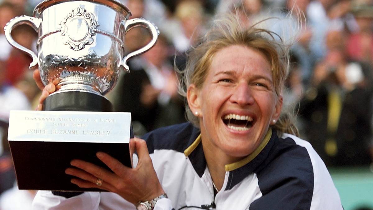 Selbst Hingis' Aufschläge von unten irritieren Steffi Graf nicht. "Dieser Sieg ist der schönste meiner Karriere", sagt Graf, die sich keinen besseren Abschied von den French Open vorstellen kann