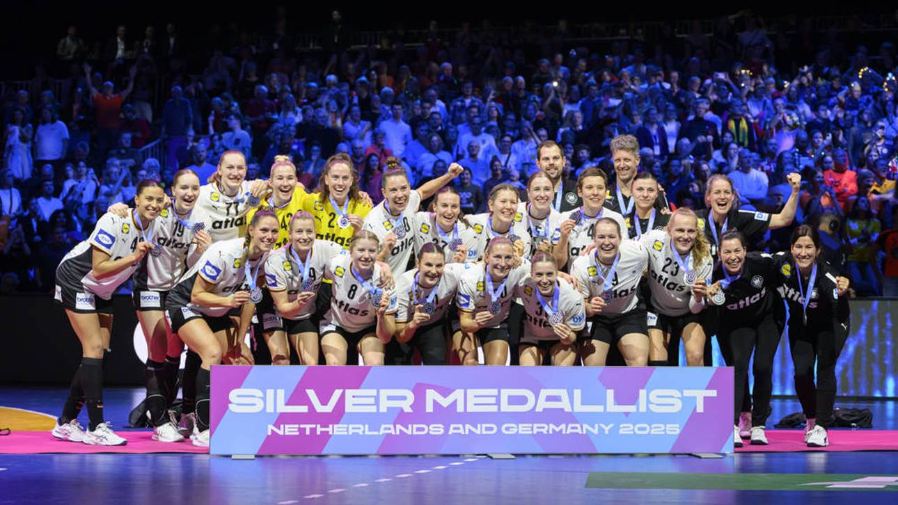 Das deutsche Team freut sich über die Silbermedaille