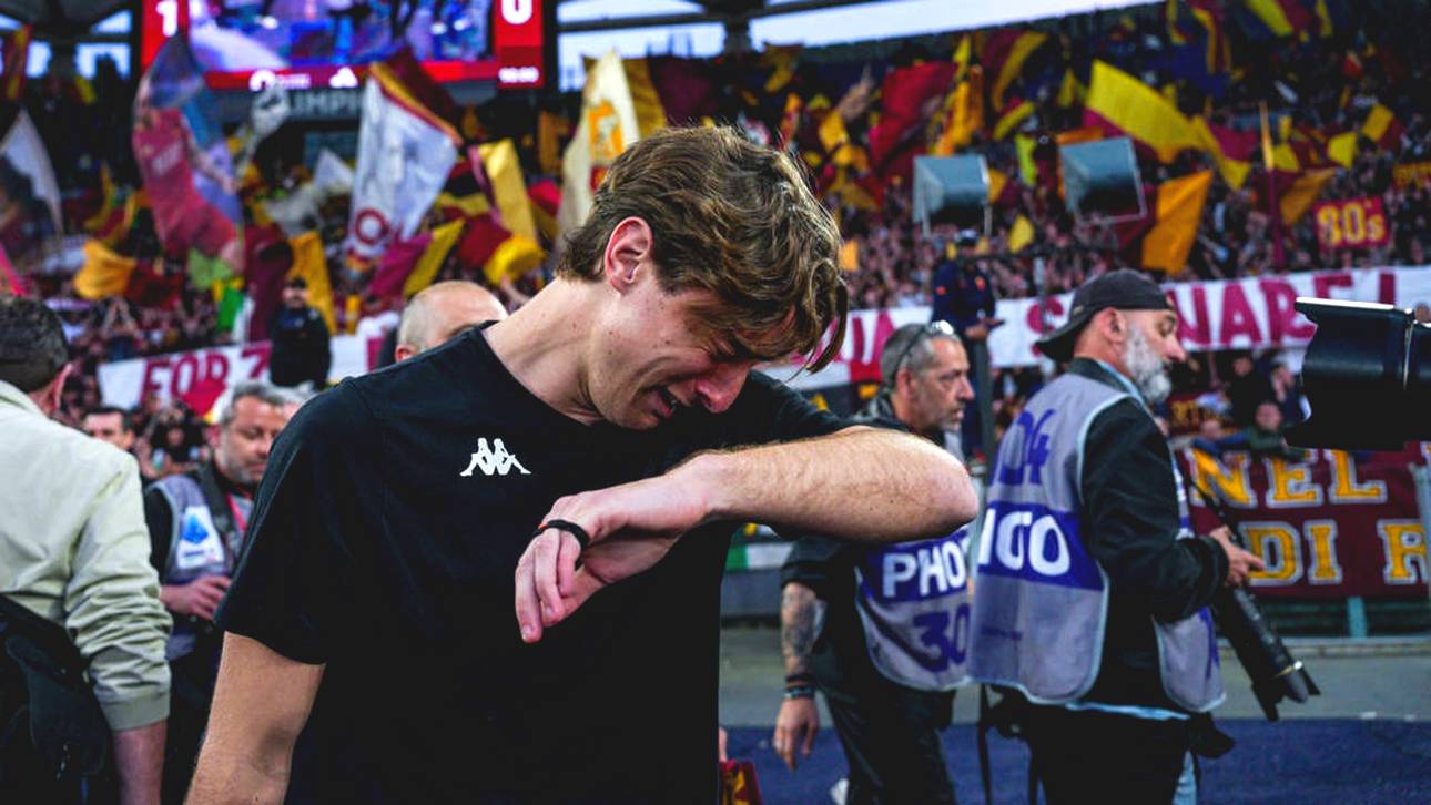 Edoardo Bove vor der Fankurve in Rom