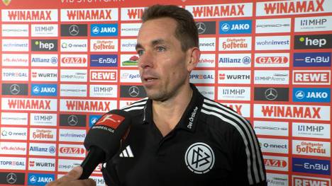 Gregor Kobel verursachte zwei Elfmeter für den VfB Stuttgart. Beim ersten sah er gelb, beim zweiten keine Karte. Schiedsrichter Tobias Stieler erklärt seine Entscheidung.