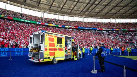 Ein Fan war im Berliner Olympiastadion von der Tribüne gestürzt und der Krankenwagen musste kommen