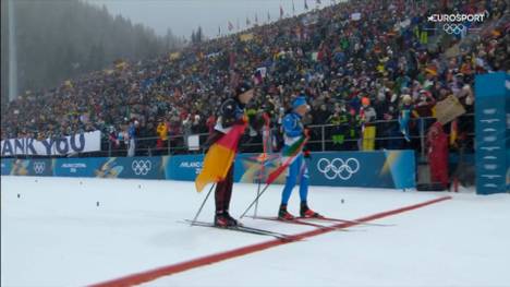 Im olympischen Massenstart geht Franziska Preuß zum letzten Mal in ihrer Karriere bei einem Biathlon-Rennen an den Start. Nach dem Zieleinlauf wird es emotional, weil auch eine weitere Biathlon-Legende Abschied nimmt.