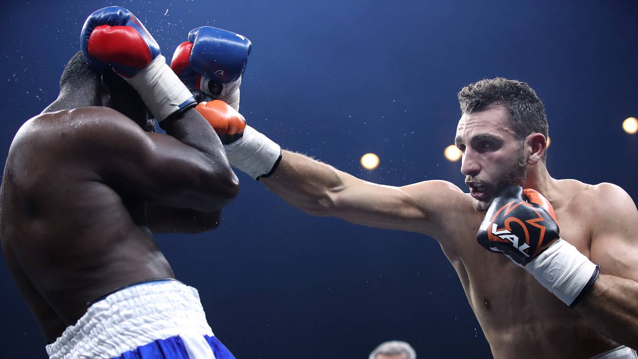 Mikaelian boxt bei Super Series