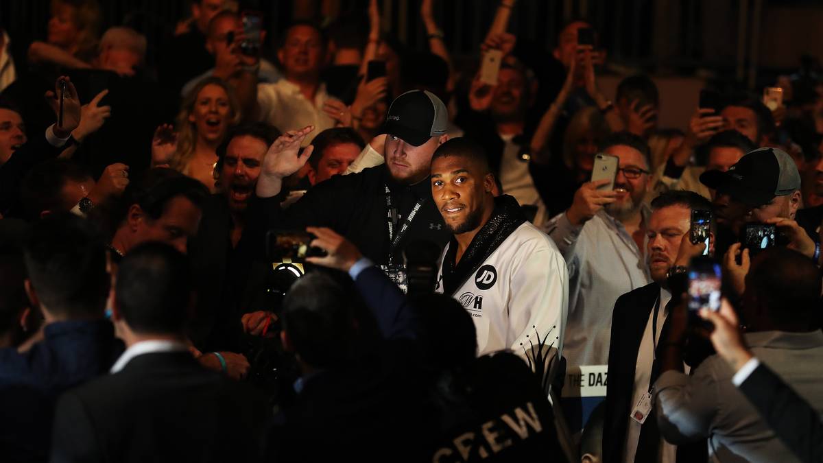 Beim Einlauf ins Box-Mekka Madison Square Garden war  Joshua noch guter Dinge. Der 22-Jährige bestritt dort seinen ersten Kampf außerhalb seiner britischen Heimat. Im Gepäck hatte er zuvor 22 Siege aus ebenso vielen Fights und die Gürtel der Verbände WBO, WBA, IBF und IBO
