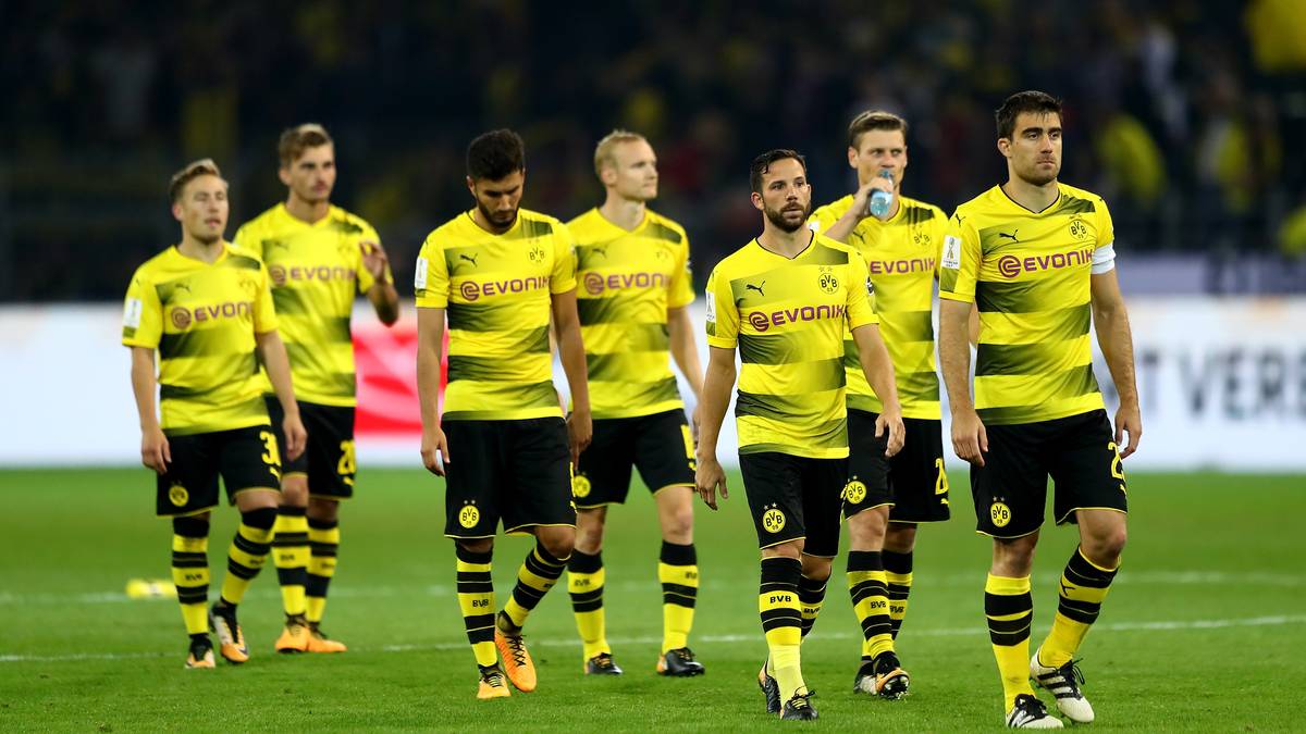 Traurige, enttäuschte Mienen auf der einen...