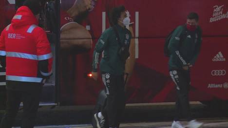 Nach Reisechaos am Flughafen und stundenlanger Verspätung ist der FC Bayern endlich in Doha angekommen. Bayern-Boss Karl-Heinz Rummenigge fühlt sich "verarscht".