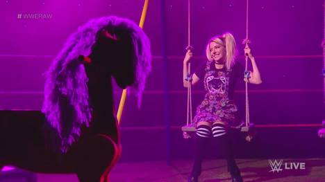 Bei Monday Night RAW knüpft WWE auf eigenwillige Art an den Feuer-Schocker um The Fiend bei TLC an. Alexa Bliss droht dem Übeltäter Rache an - von einer Schaukel aus.