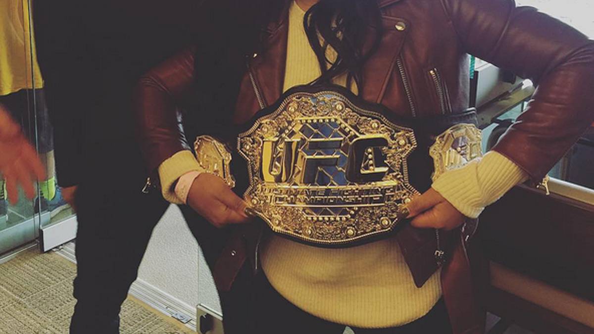 Currys Frau Ayesha - hier posierend mit dem UFC-Gürtel - begann eine Karriere als Schauspielerin und spielte unter anderem in einer Folge der US-Serie "Hannah Montana" mit