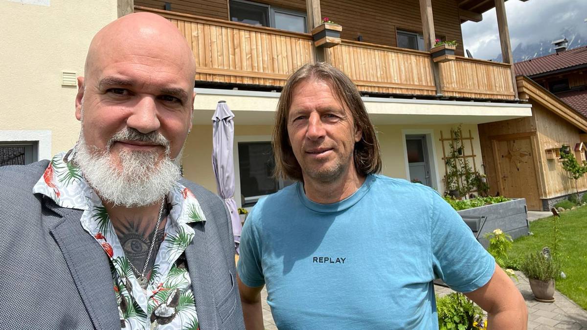 SPORT1-Reporter Reinhard Franke (l.) besuchte den früheren BVB-Libero Wolfgang Feiersinger ganz privat in Hochfilzen in Österreich.