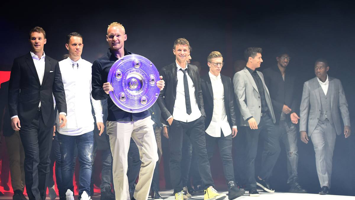 Zum Schalenbauftragten ist Sebastian Rode aufgestiegen. Für den ist es ja auch noch etwas Besonderes. Der ehemalige Frankfurter feiert seine erste Meisterschaft